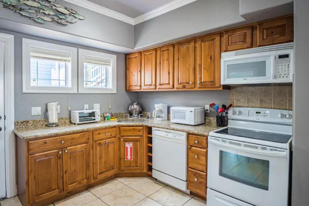 7 Bedroom Home Steps To The Beach With 4 Patios And Pool! Sleeps 20 Port Aransas Buitenkant foto