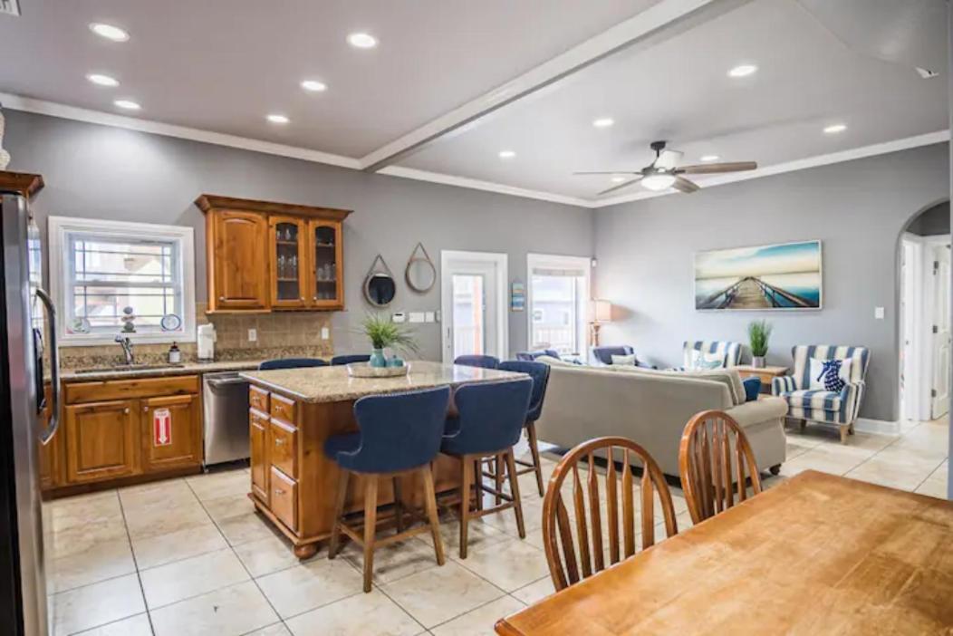 7 Bedroom Home Steps To The Beach With 4 Patios And Pool! Sleeps 20 Port Aransas Buitenkant foto